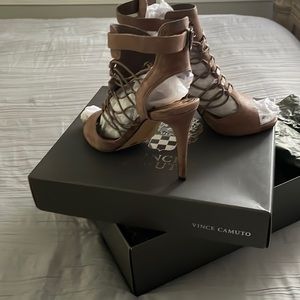 Vince Camaro , 7.5M smoke taupe silk goat/tubular ela . Hardly use , like new .